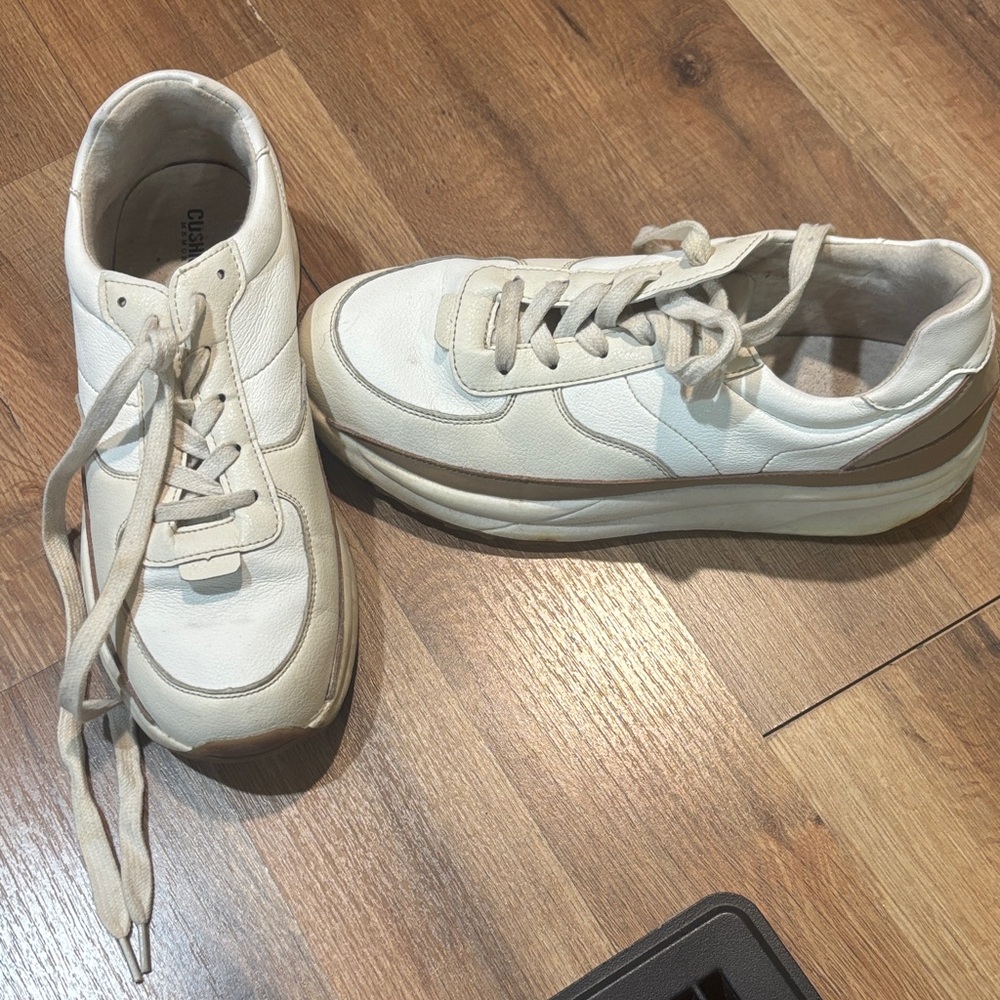 Cushionaire  Cream and Tan Sneakers